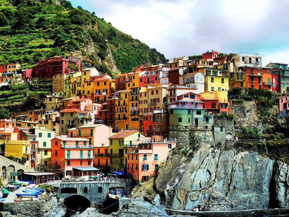 Vernazza là một thị trấn nhưng vẫn được gọi là 'làng cá' của tỉnh La Spezia, vùng Liguria tây bắc Italy. Năm 2013, nơi đây vào top 10 cung đường đi bộ đẹp nhất thế giới.