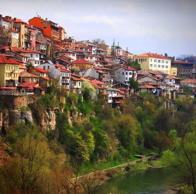 Veliko Tarnovo là một thị trấn thuộc tỉnh Veliko Tarnovo, Bulgaria và là điểm du lịch nổi tiếng với kiến trúc độc đáo.