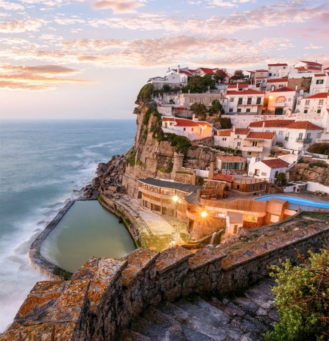 Azenhas Do Mar ở tỉnh Sintra, Bồ Đào Nha là ngôi làng sở hữu vẻ đẹp mộng mơ của vùng Địa Trung Hải. Nơi đây thu hút khách bởi các bãi biển đẹp và ngay giữa vách núi còn có một hồ bơi tự nhiên trong vắt.