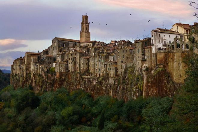 Pitigliano là một thị trấn thuộc tỉnh Grosseto được bao bọc bởi những cánh rừng và ngọn đồi huyền thoại của vùng Tuscany, Italy.