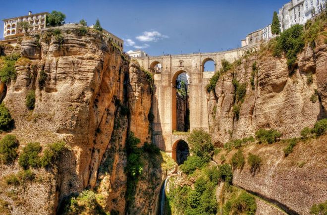 Thị trấn Ronda nằm ở tỉnh Malaga, Tây Ban Nha, nổi tiếng với những khu nhà được xây dựng cheo leo trên vách đá ở độ cao 760m so với mực nước biển.