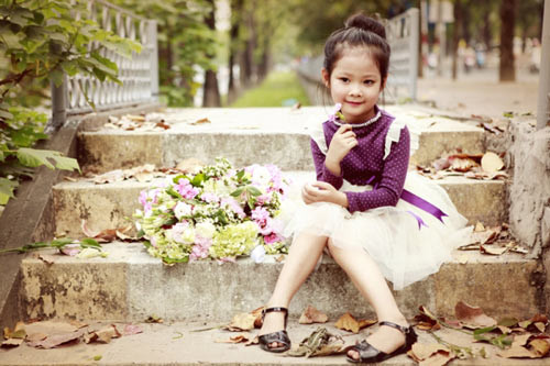 Học lớp 2, Hà Thiên Trang đã là mẫu nhí ăn khách ở Hà Thành và được hàng chục thương hiệu mời chụp quảng cáo.