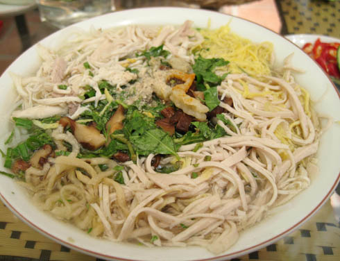 Bún thang là món ăn nổi tiếng ở Hà Nội, các du khách tới Việt Nam hầu hết đều thưởng thức món ăn này!