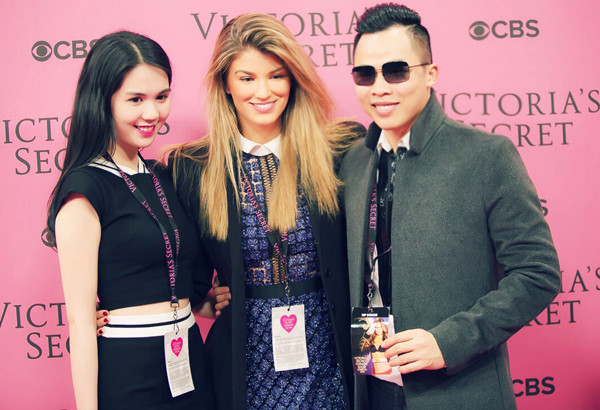 Ngọc Trinh, Khắc Tiệp chụp ảnh cùng Hoa hậu Hoàn vũ Anh Amy Willerton tại địa điểm diễn ra show Victoria Secret.