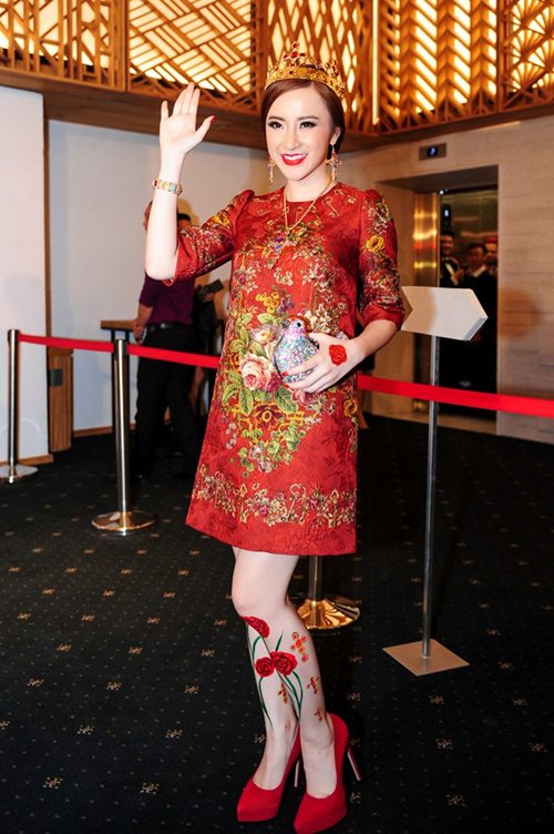Angela Phương Trinh vừa xuất hiện tại Tuần lễ thời trang Việt Nam quốc tế trong bộ đồ của thương hiệu Dolce