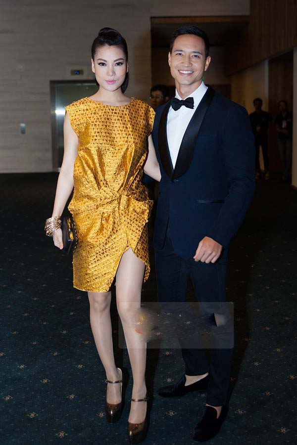 Trương Ngọc Ánh cùng Kim Lý cũng xuất hiện trong sự kiện thời trang này. Cô chọn cho mình mẫu váy ánh vàng với phần tà váy ngắn xẻ cao lộ đôi chân thon thả. Đây là mẫu thiết kế của thương hiệu Lanvin 'đắt đỏ'.