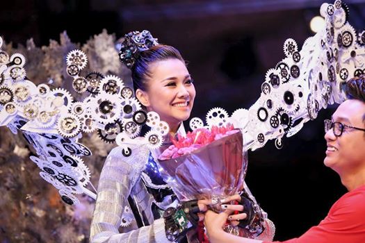 Thanh Hằng khoe ảnh NTK Công Trí tặng hoa trên sân khấu của Tuần lễ thời trang Việt.