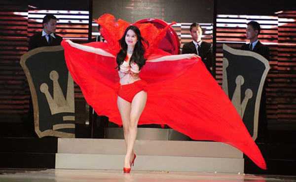 Ngọc Trinh trình diễn trong Đêm hội chân dài, chương trình được coi là bản sao Victoria Secret.