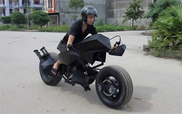 Tùng Lâm (Lạng Sơn), đã mua chiếc Suzuki FX 125 giá 3 triệu đồng ở một cửa hàng sửa chữa xe máy, hai bánh ôtô cũ giá 800.000 đồng... rồi chế tạo siêu môtô này phỏng theo chiếc Pat Pod trong phim Batman.