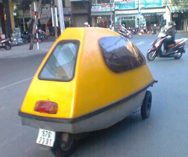 'Xe của Mr. Bean' xuất hiện trên đường phố Sài Gòn.