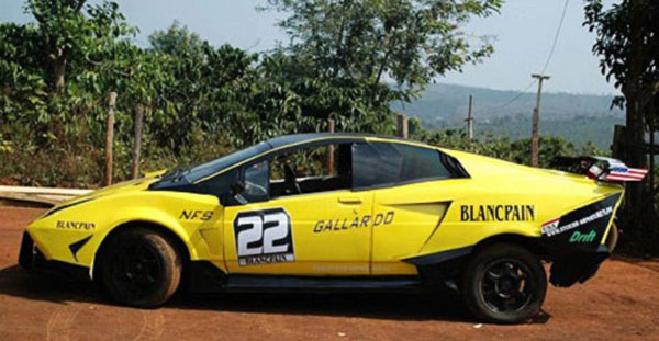 Chiếc Lamborghini Reventon tự chế của anh Trần Văn Kim ở huyện Đắk Mil, tỉnh Đắk Nông cũng gây xôn xao dân mạng.
