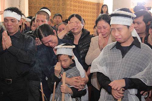 Gia đình đau đớn tổ chức đám tang không thi thể cho nạn nhân Huyền.