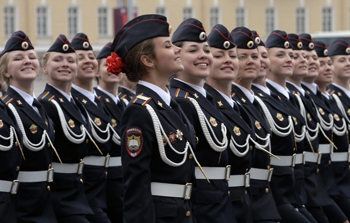 Nữ cảnh Nga trong lễ duyệt binh nhân ngày Chiến thăng trên Quảng trường Đỏ.