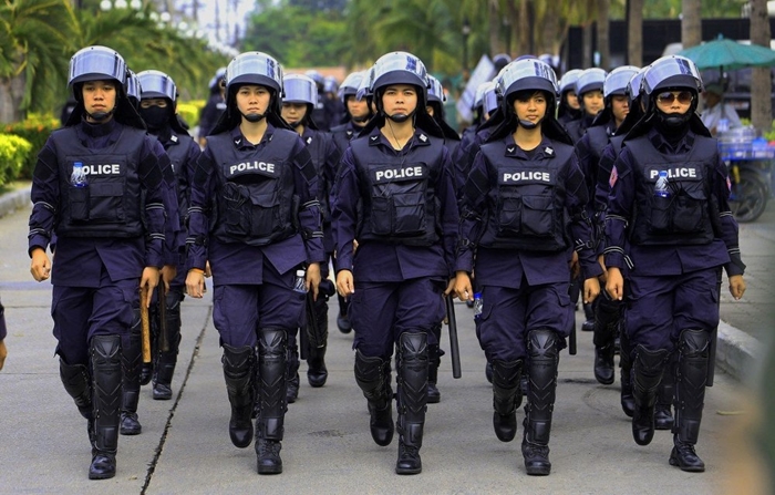 Các nữ cảnh sát Thái Lan đi tuần tra.