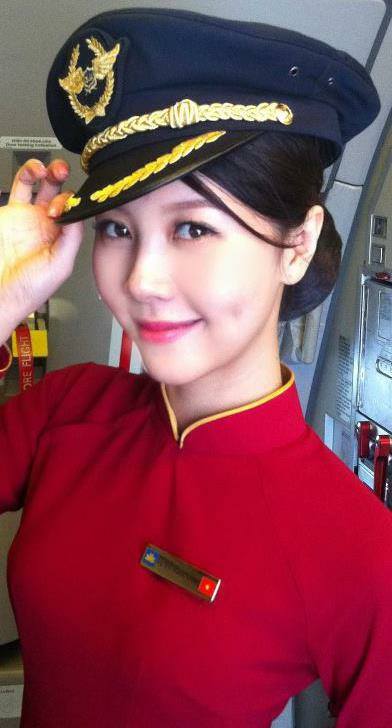 Thậm chí gần đây, một blogger có tiếng đã nhận định rằng, nhan sắc của nữ tiếp viên hàng không Việt Nam thuộc hàng 'top' trên thế giới.