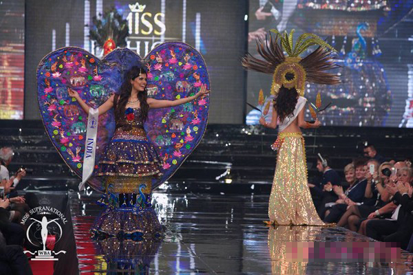 Trang phục dân tộc khá lạ mắt của Hoa hậu Ấn Độ.