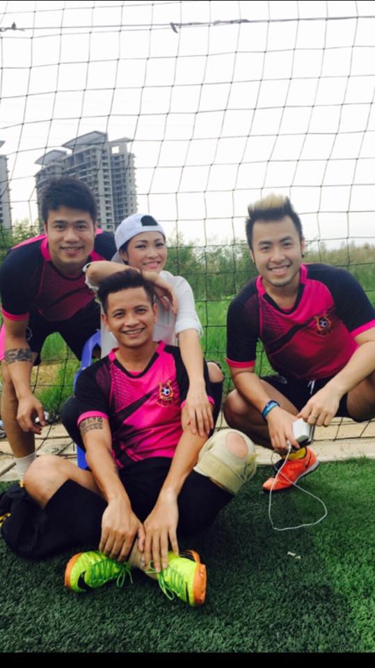 Phương Thanh đi đá bóng cùng Akira Phan.