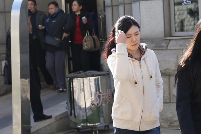 Cô bị buộc tội giúp Zhang Shuguang, cựu phó kỹ sư trưởng của Bộ Đường sắt Trung Quốc nhận cất giấu khoảng 330.000 USD tiền hối lộ, theo China Daily.