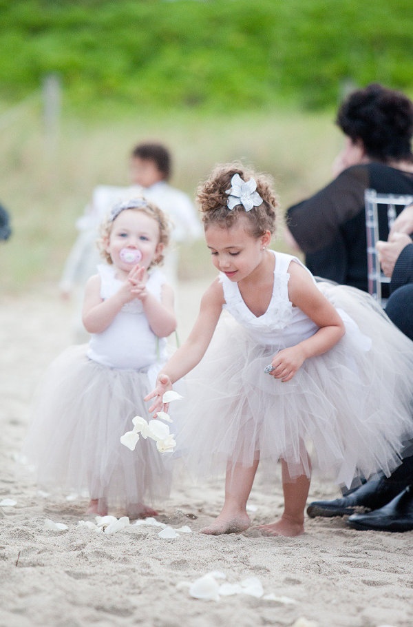 Hai chị em vui đùa thật vui vẻ và đáng yêu trong màu váy trắng.