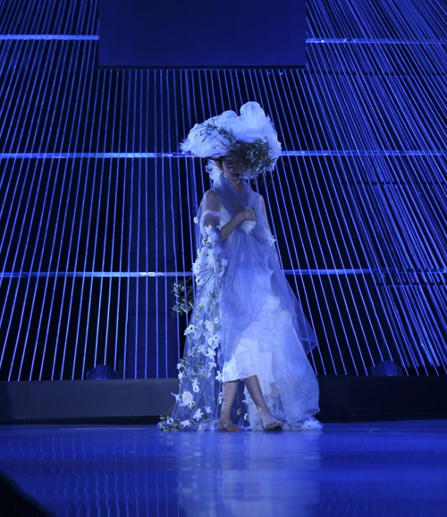 Siêu mẫu xuất hiện ở vị trí vedette trong màn trình diễn bộ sưu tập của nhà thiết kế Li Lam.  Cô gây bất ngờ xuất hiện trên sàn diễn với trang phục lùng nhùng voan lụa đính kết hoa cỏ tươi.