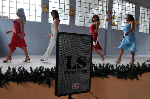 Tù nhân trình diễn đi thời trang trong một cuộc thi hoa khôi diễn ra ở nhà tù Centro de Orientacion Femenino (COF), Guatemala, vào cuối tháng 9/2013.
