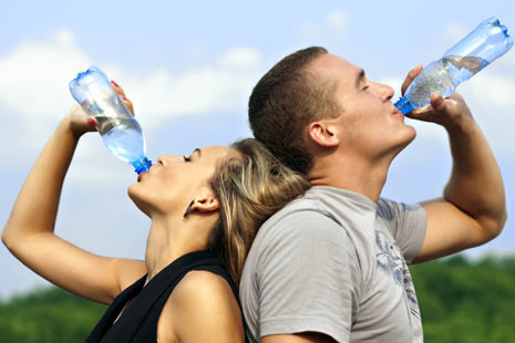 Uống nước - uống đủ nước luôn làm cho cơ thể trẻ hóa hơn.