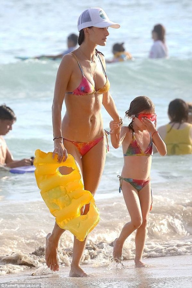 Trông cô công chúa nhà Alessandra Ambrosio như 1 phiên bản nhí của mẹ mình.