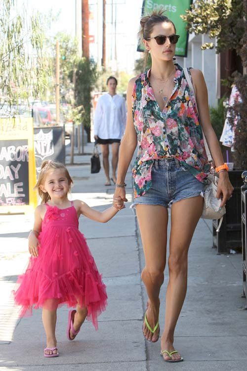 Alessandra Ambrosio trẻ trung với áo sơ mi sát nách hoa và short jeans khi đưa con gái lớn đi chơi.