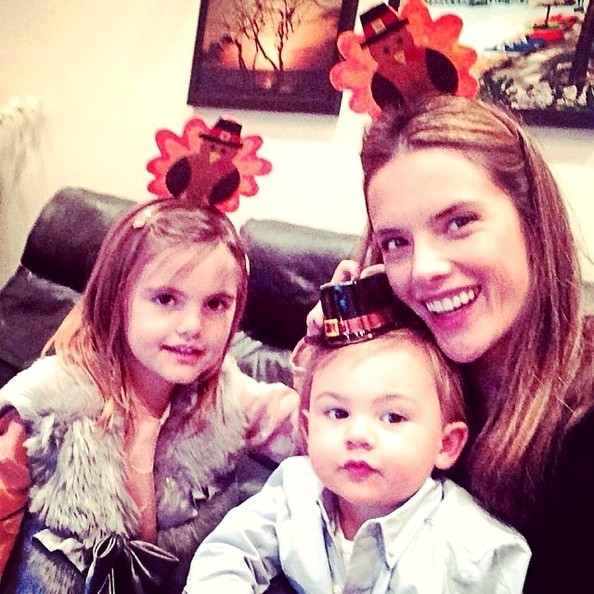 Alessandra Ambrosio với con gái Anja và con trai nhỏ Noah.