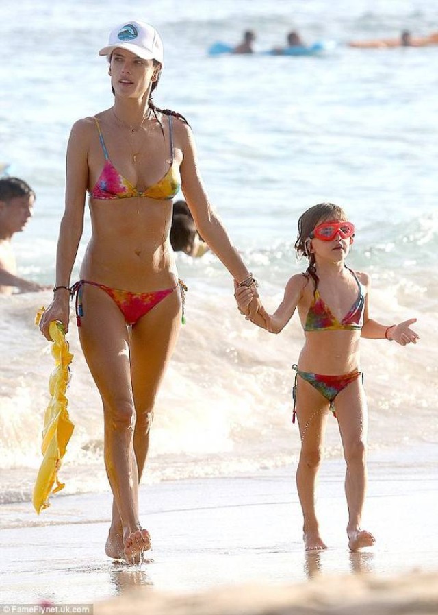 Alessandra Ambrosio và con gái Anja mặc 2 bộ bikini giống hệt nhau đi dạo trên bãi biển Hawaii.
