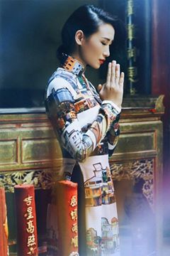 Bộ áo dài của Trang Khiếu mặc là thiết kế của Nguyễn Công Trí đã từng xuất hiện trong Elle Show và Thời Trang và Nhân Vật.