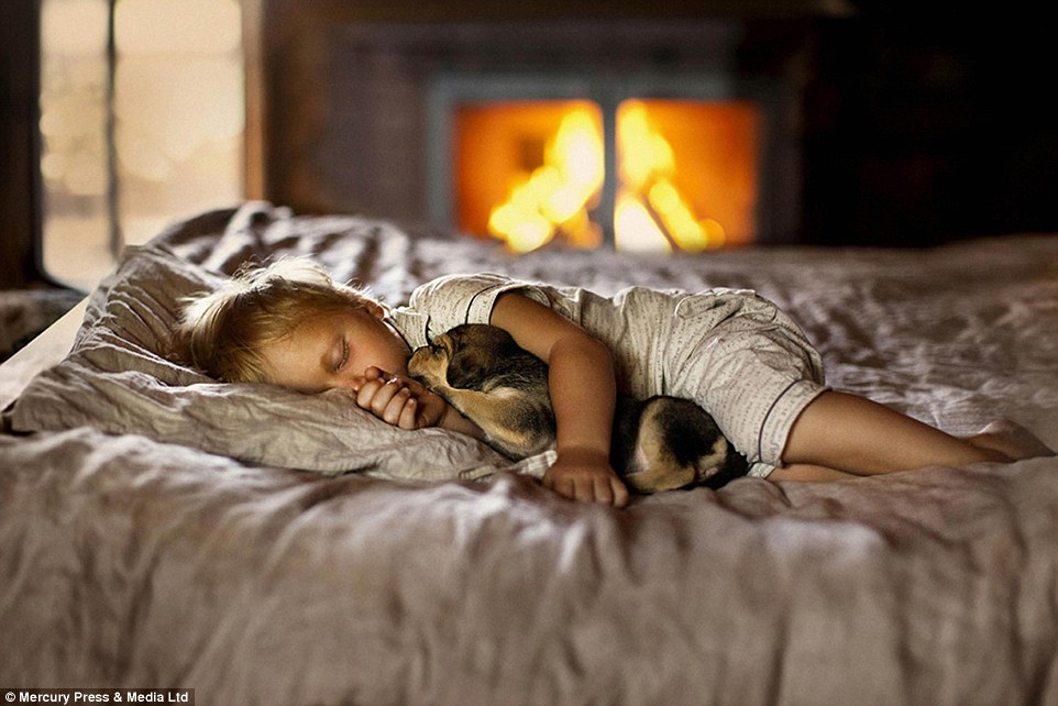 Khoảnh khắc cậu bé ôm cún yêu ngủ trên giường trông rất ngọt ngào.