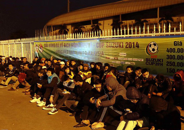 Ngay từ 3h sáng, rất đông CĐV xếp hàng trước cổng SVĐ Mỹ Đình để mua vé AFF Cup.