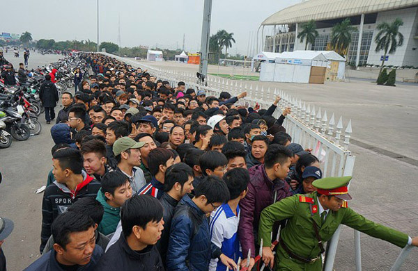 Đến 9h sáng nay, người hâm mộ vẫn xếp hàng dài hàng trăm mét để chờ mua vé.