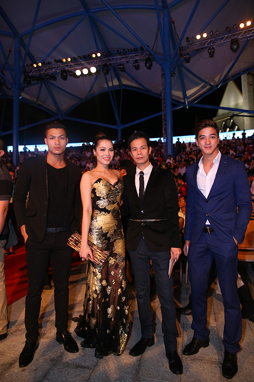 Quách An An đi cùng người mẫu Tuấn Việt (trái), nhà thiết kế Hoàng Hải (giữa) và một mẫu trẻ.
