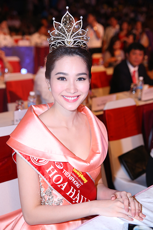 Hoa hậu 2012 - Đặng Thu Thảo dự đêm chung kết cuộc thi Hoa hậu Việt Nam 2014 với vai trò Đương kim Hoa hậu.