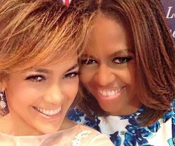 Bức ảnh chụp của vợ tổng thống Mỹ - Michelle Obama và nữ ca sĩ Jennifer Lopez khi cùng nhau tham gia một sự kiện được đánh giá là một trong những khoảnh khắc độc nhất vô nhị trên thế giới trong năm 2014.