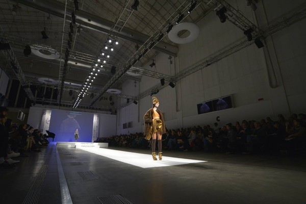 sau gần 2 tháng miệt mài Trang Khiếu đã gặt hái được những thành công đầu tiên là được góp mặt trong show diễn của NTK Lee Jean Youn tại K-Fashion Project in Milan 2014.