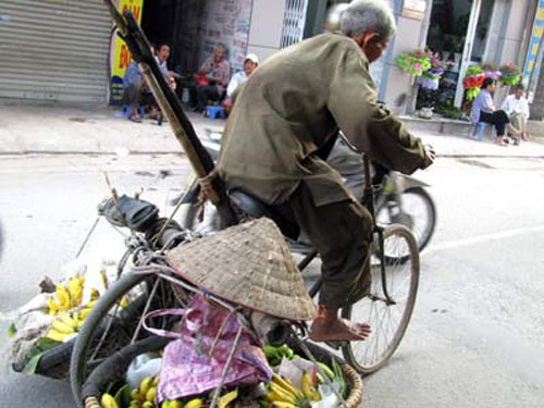 Mấy chục năm nay, ông Đạc đều đặn dậy từ 3 giờ sáng, đạp xe hơn 20 km từ Thanh Oai lên Thanh Xuân bán chuối dạo.