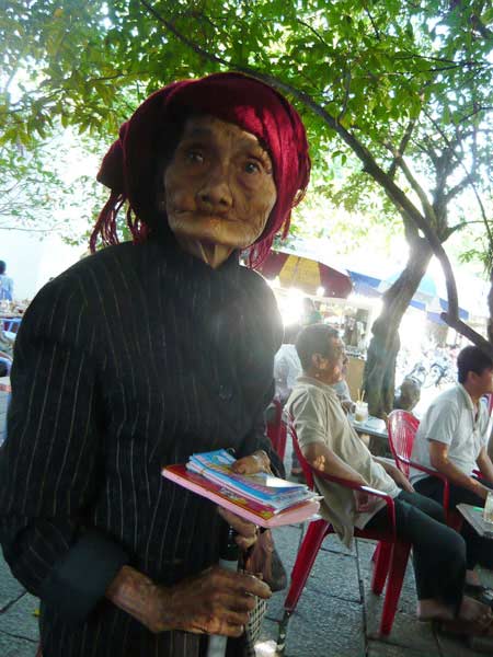 Cụ bà Trần Thị Hy là người bán vé số lớn tuổi nhất Long An. Vài chục năm nay, sáng nào cụ cũng đến đại lý vé số nhận vé đem bán, cuộc sống lây lắt bữa đói bữa no.