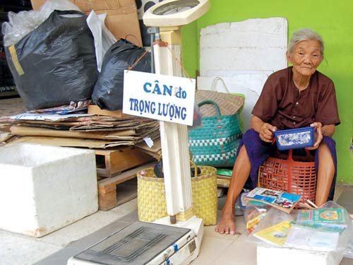 Cụ Đinh Thị Thanh (quê ở Thái Bình) gắn bó cuộc đời với chiếc cân và vỉa hè Bách hóa Thanh Xuân đã 25 năm qua.