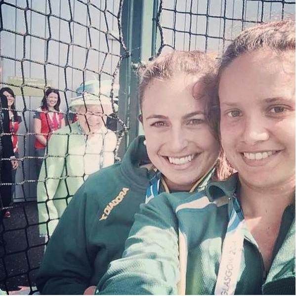Hai cô gái Úc đã rất may mắn khi có được nữ hoàng Elizabeth II trong tấm ảnh selfie của mình.
