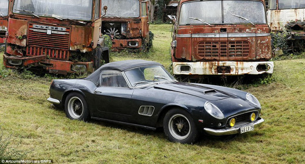 Những chiếc xe ô tô trong đó bao gồm hàng chục chiếc xe thể thao cổ điển được tìm thấy trong một đống báo ở nhà xe tại một trang trại ở miền Tây nước Pháp.