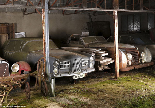 Trong số những chiếc xe được đưa ra bán, có chiếc Ferrari được Jane Fonda ngồi một lần và chiếc xe Talbot-Lago của vua Ai Cập Farouk trước kia.