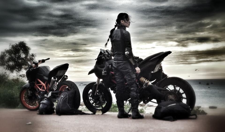 Hình ảnh cực ngầu của Nhung Kate người yêu Jonny Trí Nguyễn bên chiếc moto khủng Suzuki GSX-R1000. Sau khi vượt đèo Ô Quy Hồ và Pha đin trong thời tiết lạnh giá của miền Bắc.