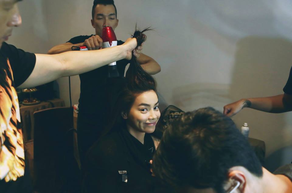 Các chuyên gia làm tóc, trang điểm nổi tiếng có mặt để hỗ trợ Hồ Ngọc Hà tỏa sáng trên sân khấu.