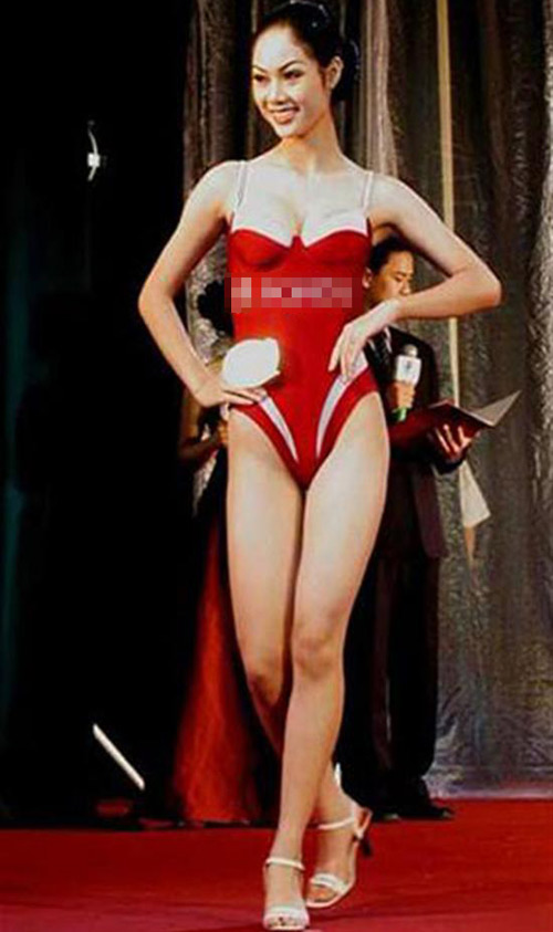 Trước năm 2002, những hình ảnh trình diễn áo tắm gần như không xuất hiện trên truyền hình. Do đó, chỉ đến cuộc thi Hoa hậu Việt Nam 2002, khán giả mới được chiêm ngưỡng cơ thể tuyệt mĩ của các người đẹp trong bộ áo tắm gợi cảm. Trong hình là Hoa hậu Mai Phương với bộ áo tắm liền mảnh Shiseido.