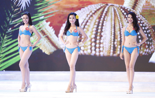 Hoa hậu Việt Nam 2014 có phong cách bikini tương tự, nhưng là màu xanh da trời. Thiết kế phần áo tam giác giúp các người đẹp khoe được vòng 1 nảy nở cùng màu sắc rất hợp với làn da ngọc ngà của các người đẹp.