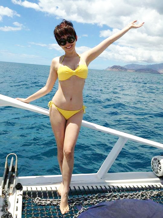 Ca sĩ Tóc Tiên nóng bỏng như một siêu mẫu thực thụ trong bộ bikini vàng tôn da, tôn dáng.