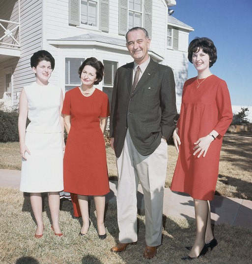Tổng thống Lyndon Johnson (nhiệm kỳ 1963 - 1969) có hai con gái là Luci (trái) và Lynda (phải). Cả hai đều ở giai đoạn cuối tuổi vị thành niên khi bố họ trở thành tổng thống vào năm 1963.